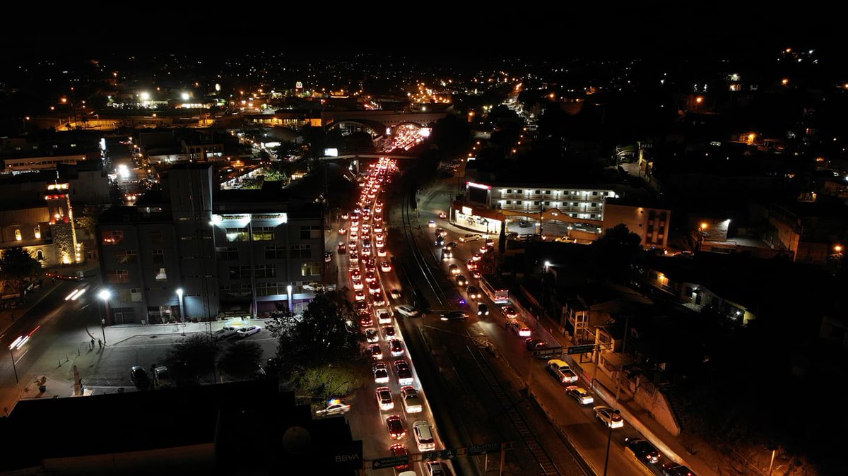 elimparcialcom's tweet photo. Fila de varios kilómetros en el cruce de Nogales a Arizona. Esta noche se reabre la frontera tras varios meses cerrada. Foto: Juan Hernández https://t.co/4DDMjEis4E