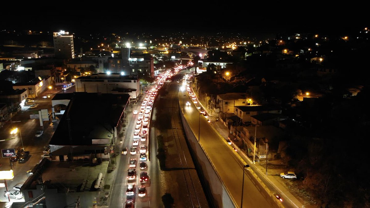 elimparcialcom's tweet photo. Fila de varios kilómetros en el cruce de Nogales a Arizona. Esta noche se reabre la frontera tras varios meses cerrada. Foto: Juan Hernández https://t.co/4DDMjEis4E