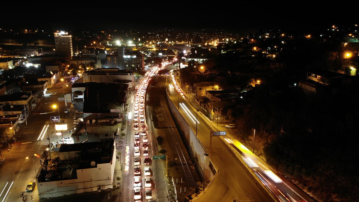 elimparcialcom's tweet photo. Fila de varios kilómetros en el cruce de Nogales a Arizona. Esta noche se reabre la frontera tras varios meses cerrada. Foto: Juan Hernández https://t.co/4DDMjEis4E
