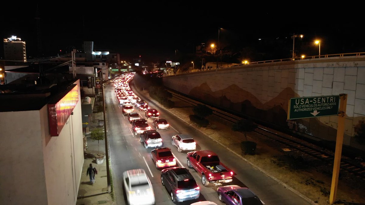 elimparcialcom's tweet photo. Fila de varios kilómetros en el cruce de Nogales a Arizona. Esta noche se reabre la frontera tras varios meses cerrada. Foto: Juan Hernández https://t.co/4DDMjEis4E