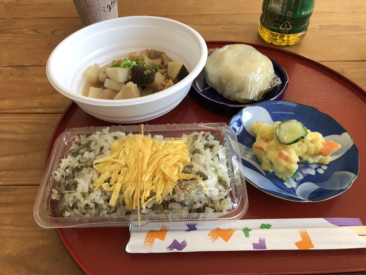 2021/11/07

〜灯物語〜
制作1日目🎋

今日は旧西部小学校の一室をお借りして作業を行いました💪

黒川地区の住民さんも参加してくれました☺️お昼ご飯は、すがるの里さんが作ってくださったご馳走を…✨😋

とっても美味しかったなぁ…🤤
楽しい1日となりました💯

阿蘇の灯　野田

#阿蘇の灯
#南阿蘇
