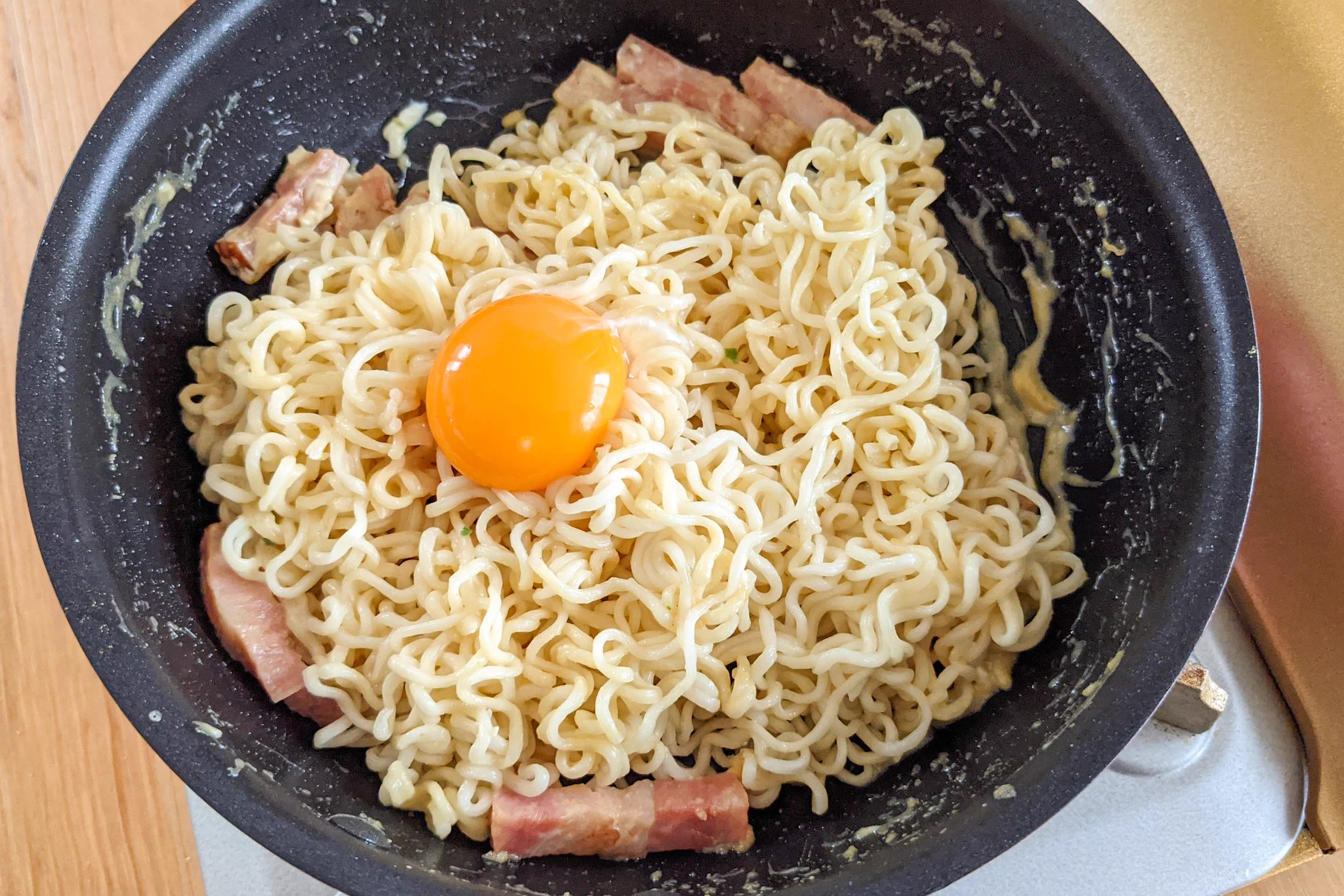 あの袋麺でカルボナーラ風の料理が作れちゃう？！「サッポロ一番塩らーめん」の美味しそうなアレンジレシピ！