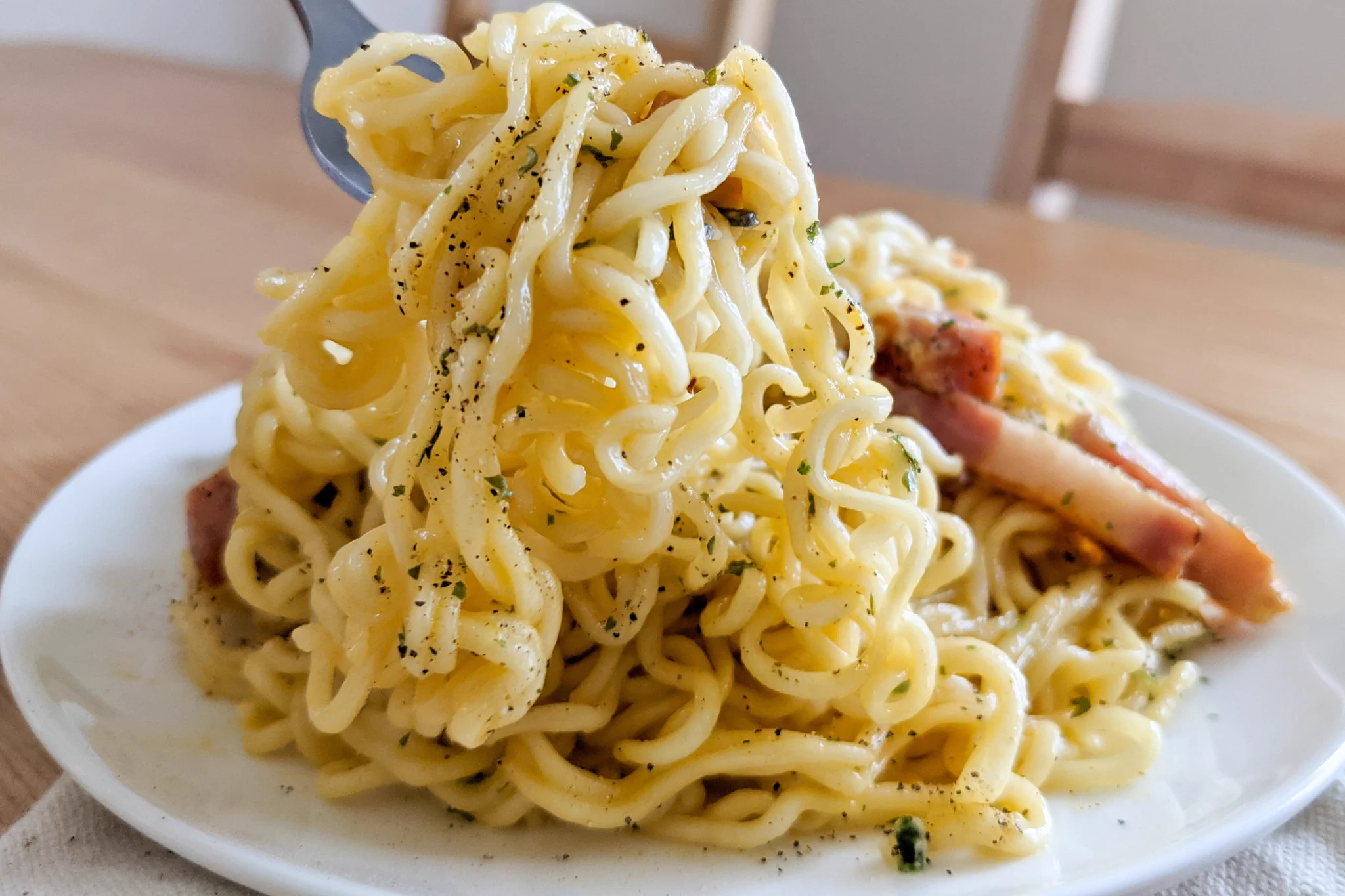 あの袋麺でカルボナーラ風の料理が作れちゃう？！「サッポロ一番塩らーめん」の美味しそうなアレンジレシピ！