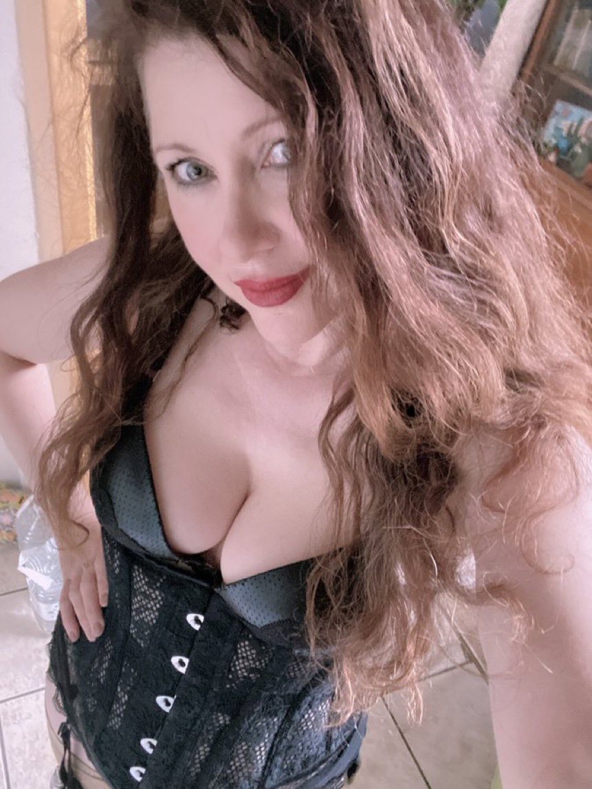 KaterinaWhips's tweet photo. You like my content? You want to see more of it? Then start liking and retweeting the crap outta of it. 😈 @rtjackass @tvpainslut https://t.co/5yIch84TIQ