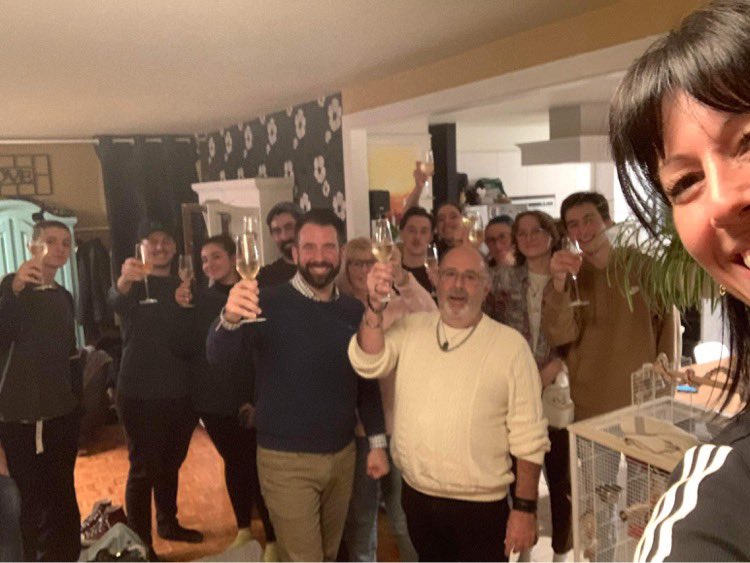 Réélu!!!!

Merci beaucoup de votre appui!!!!!!!

Et merci à la famille de tout le support!!!!!!

Vers une ville plus verte!