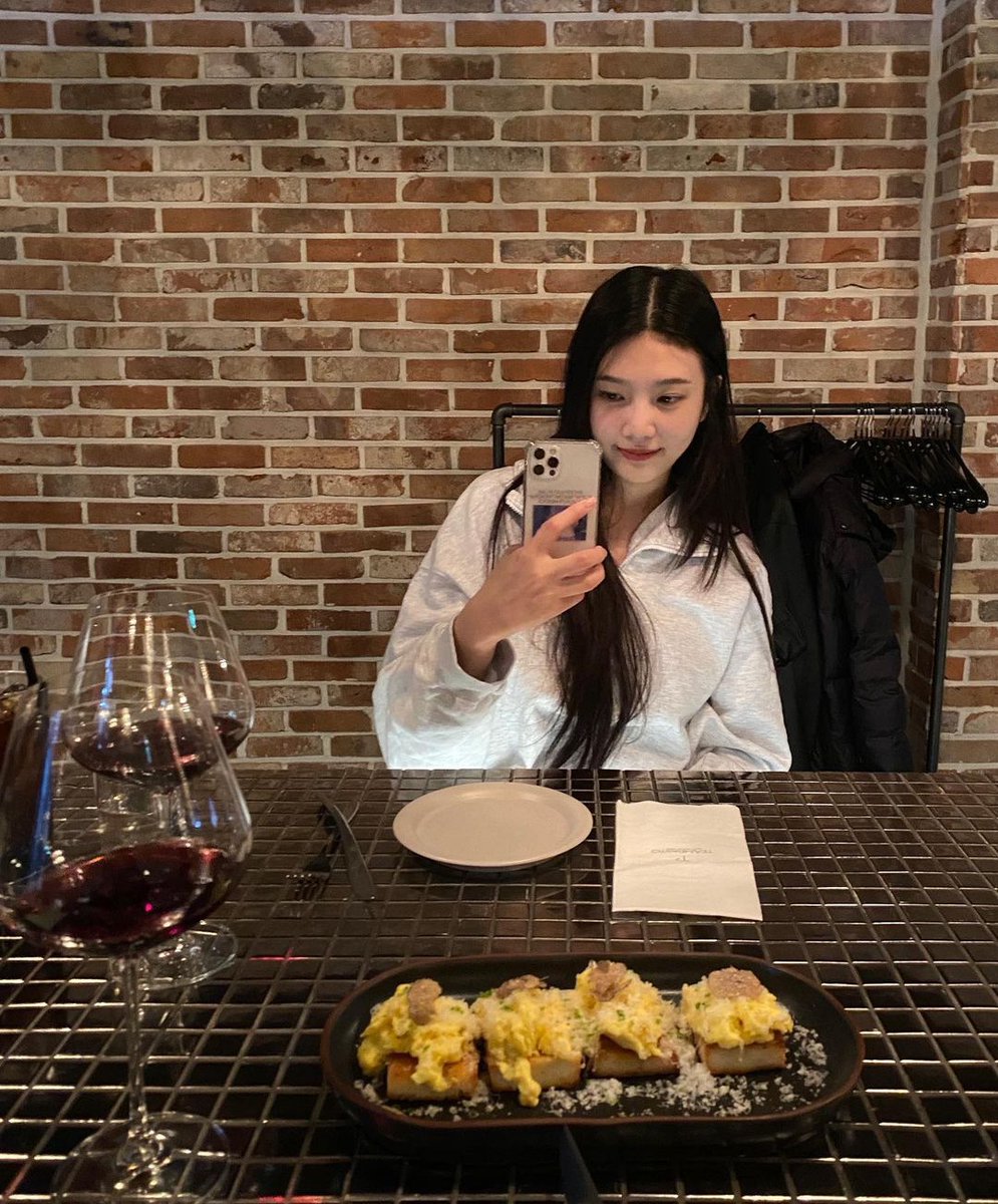 —Vía Instagram—

Una cena con el amor de mi vida para hacer cálidas estas noches frescas en la villa. 

PD: <a href="/ParkSooYoung_B/">Joy</a> te ves tierna.