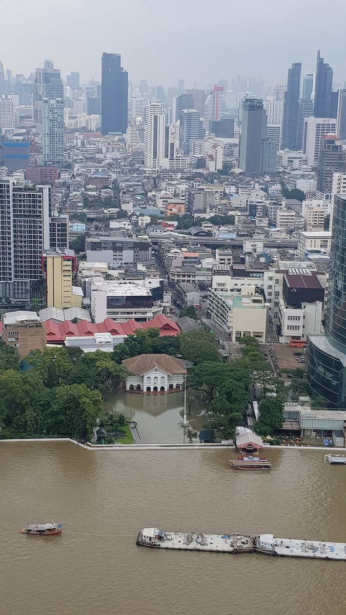 RichardBarrow's tweet photo. At this time of year when the river is so high, there is a flood even when there is no rain due to the high tide. This photo shows the flooded lawn of the Portuguese Embassy. So, if it rains at the same as a high tide, then it will be really bad as the water has to wait to drain. https://t.co/EMRnNHM263