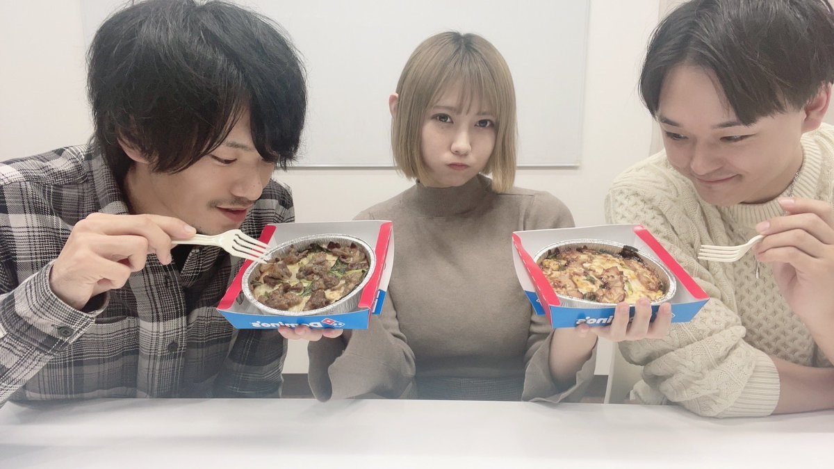 _hamutar_'s tweet photo. 今日は会社のみんなでランチをドミノ・ピザにしたよ！

今だとオンラインオーダーのお持ち帰り限定でピザライスボウルをひとつ買うと、もうひとつが200円で買えるクーポンがあったよ！
みんなでドミノ・ピザランチ🍕してみてね！

#ドミノ・ピザ　#200円で仲間とランチ　#pr #ピザごはん中 https://t.co/PEebSsbtks
