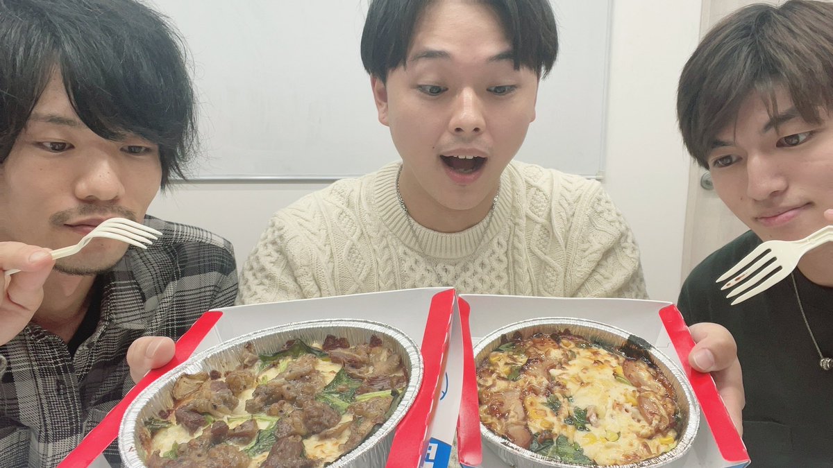 _hamutar_'s tweet photo. 今日は会社のみんなでランチをドミノ・ピザにしたよ！

今だとオンラインオーダーのお持ち帰り限定でピザライスボウルをひとつ買うと、もうひとつが200円で買えるクーポンがあったよ！
みんなでドミノ・ピザランチ🍕してみてね！

#ドミノ・ピザ　#200円で仲間とランチ　#pr #ピザごはん中 https://t.co/PEebSsbtks