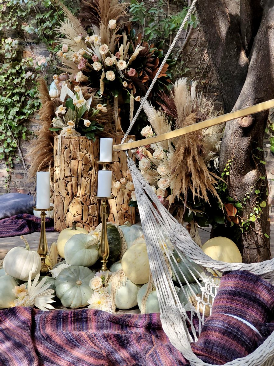 BFloralnyc's tweet photo. #SomethingCozy for this Sunday @ArielleCharnas ✨ Create an inviting, warm environment with neutral tones using different textures #bfloralnyc #somethingnavy https://t.co/64jdAw0IzK