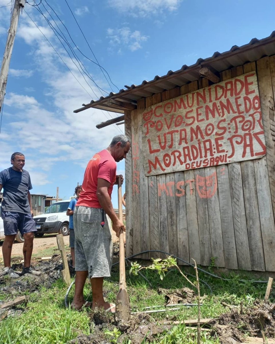 MTST_RS's tweet photo. Dia de mutirão na Ocupação Povo Sem Medo, em Porto Alegre ✊🏽✊🏽✊🏽
O Setor de Infra Estrutura do MTST RS esteve hoje na ocupação para realizar melhorias nos espaços coletivos.
As Cozinhas do MTST Maristas, Bom Fim e Cozinha Solidária Azenha seguem em luta 🚩👊🏽
#MTST #MTSTRS https://t.co/PbzpAWar5N