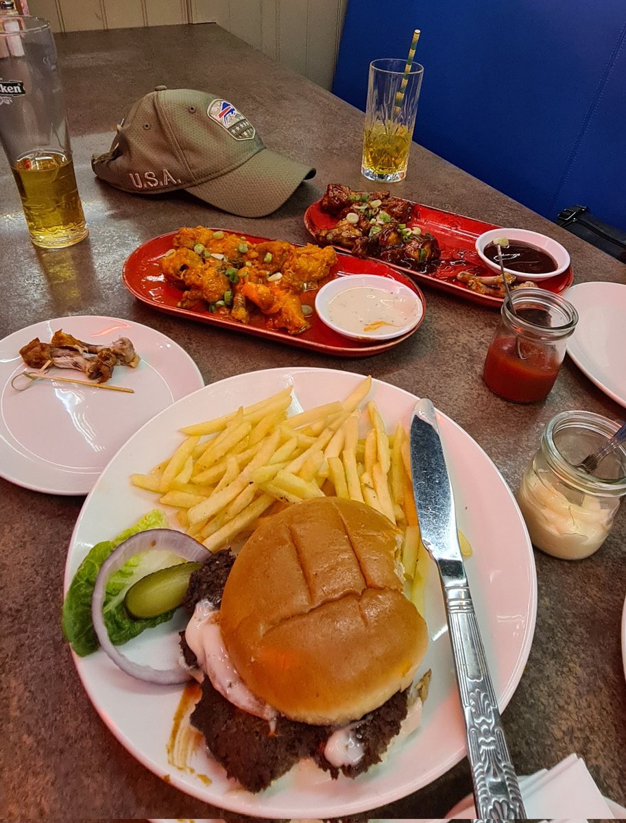 SBaxter77's tweet photo. Great night at the @MoretownBelle for the @UK_Bills meet up for the #Bills v #Jags. Met some top people, was great to be surrounded by @BuffaloBills fans for a change, had an amazing #Buffalo #burger and #wings &amp; look forward to next time... shame the game was guff! #BillsMafia https://t.co/T3E0gqvAo1