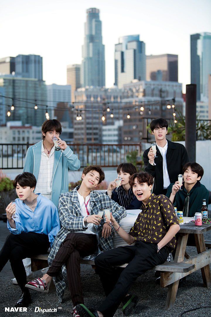 glassian10's tweet photo. 우리잘냄이들...멋있어💜💜💜

#PCAs #TheGroup #BTS   @BTS_twt https://t.co/6Fpfv2SuEQ