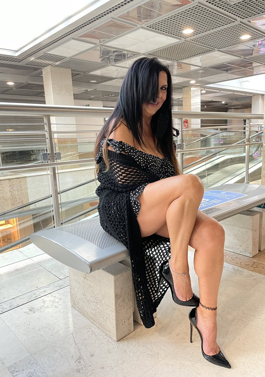 GiuliaDIppolit's tweet photo. #loub
#louboutin
#louboutins
#highheelslover
#heelslover
#tacchiaspillo
#cougarWife
#footfetısh
#hotwife
#tacco12sempre https://t.co/eW65BCBv62