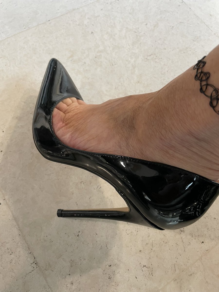 GiuliaDIppolit's tweet photo. #loub
#louboutin
#louboutins
#highheelslover
#heelslover
#tacchiaspillo
#cougarWife
#footfetısh
#hotwife
#tacco12sempre https://t.co/eW65BCBv62