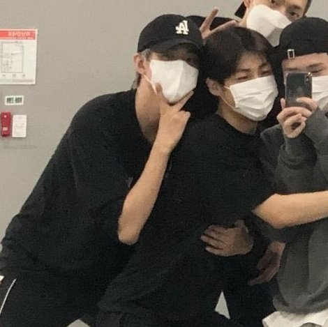 pttakimo's tweet photo. ไม่ค่อยเห็นมินกยูไปจับไปจับตัวใครเท่าไหร่อ่ะ แล้วนี่น้องกอดอึนซัง น่ารักจัง https://t.co/N282vbCB9b
