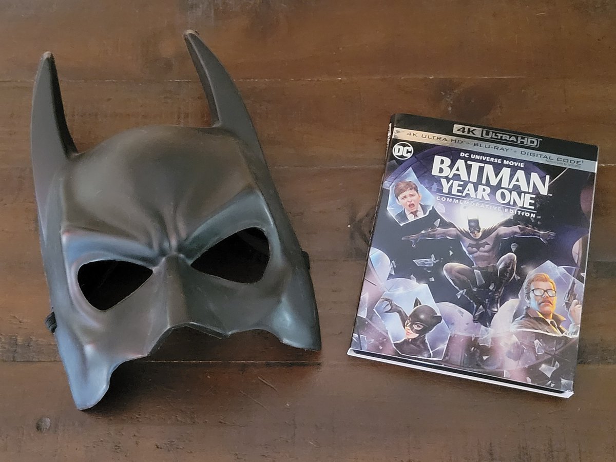 GeekDad248's tweet photo. BATMAN: YEAR ONE on Digital & 4K Ultra HD Blu-ray Combo Pack out 11/9/21: https://t.co/Xv502LmWRL → featuring @BryanCranston @ben_mckenzie @elizadushku & @kateesackhoff! Thanks @WBHomeEnt for letting us have a sneak peek of @DCComics @DCBatman #BatmanYearOne in #4K! #WBpromotion https://t.co/8yn59XFKhJ