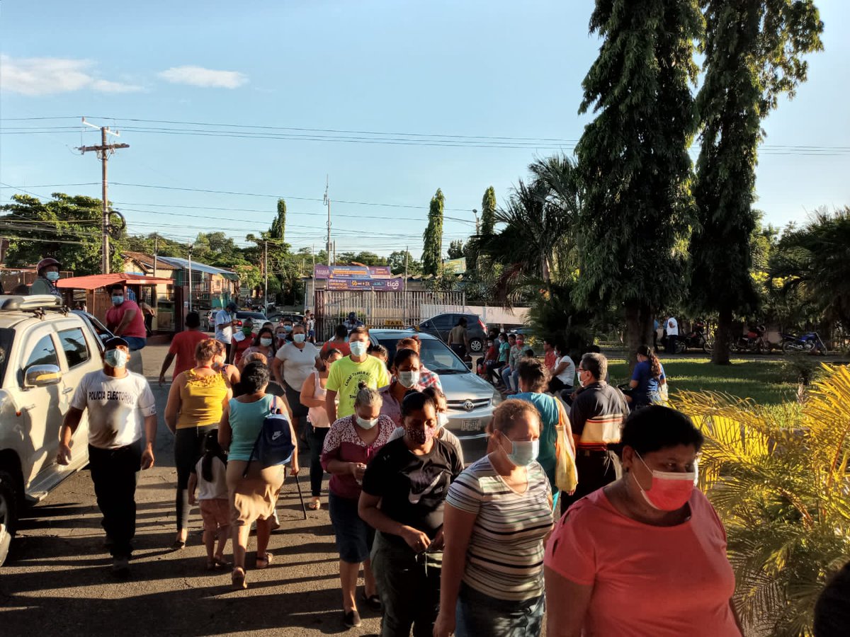 Silais_Leon's tweet photo. #EleccionesSoberanas2021 Pobladores de Sutiava participando activamente en Colegio Calasanz, Ejerciendo su derecho Ciudadano a Votar #UnidosEnVictorias 

Una muestra de participación cívica en #NicaraguaTriunfa  🇳🇮

#FuerzaDePuebloQueVence https://t.co/gRKCw57OxA