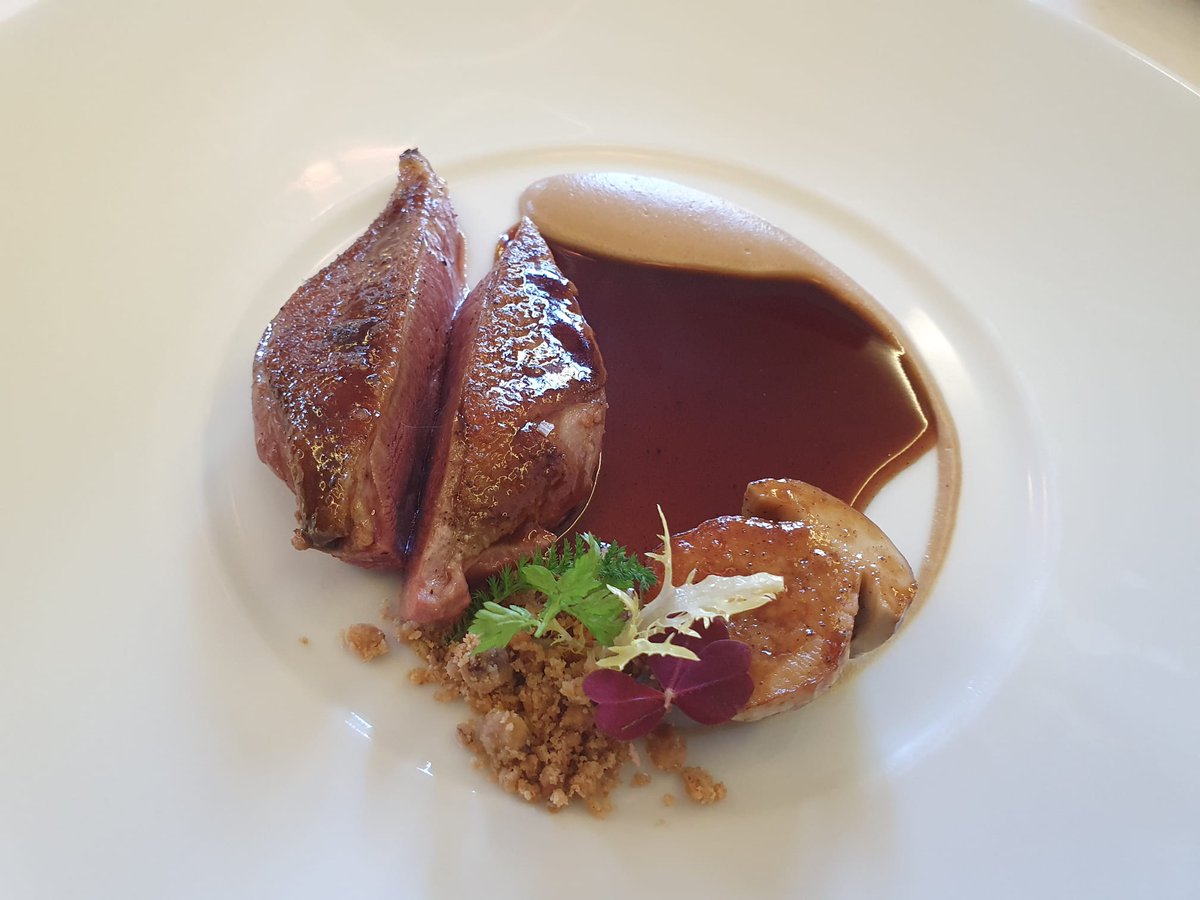 guideMichelinFR's tweet photo. Deux plats, deux sauces, deux réussites du chef Jérémy Page au #1741 (1- ⭐ à #Strasbourg) : rougets juste raidis, sublimés par une intense bisque de roche ; pigeonneau rôti et son excellent jus réduit déglacé au Nusswasser. https://t.co/upj5bnTzWo