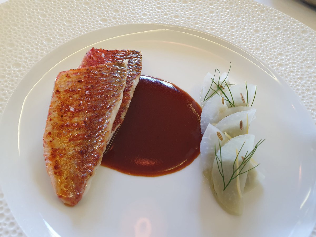 guideMichelinFR's tweet photo. Deux plats, deux sauces, deux réussites du chef Jérémy Page au #1741 (1- ⭐ à #Strasbourg) : rougets juste raidis, sublimés par une intense bisque de roche ; pigeonneau rôti et son excellent jus réduit déglacé au Nusswasser. https://t.co/upj5bnTzWo