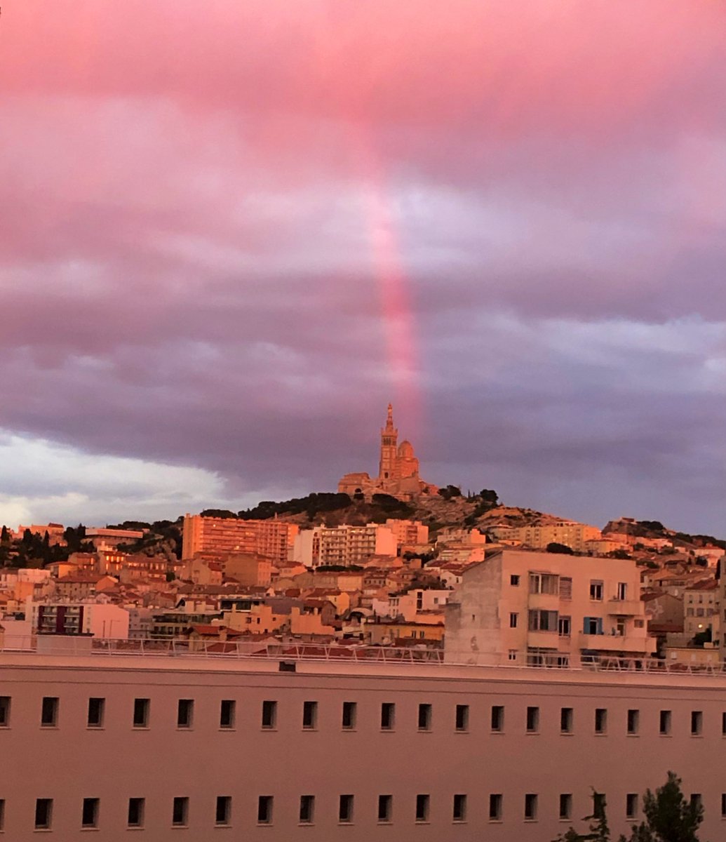 elolorne's tweet photo. @laprovence C'était avant la douche arc en ciel du coucher du soleil! https://t.co/ckJMW0VJ3e