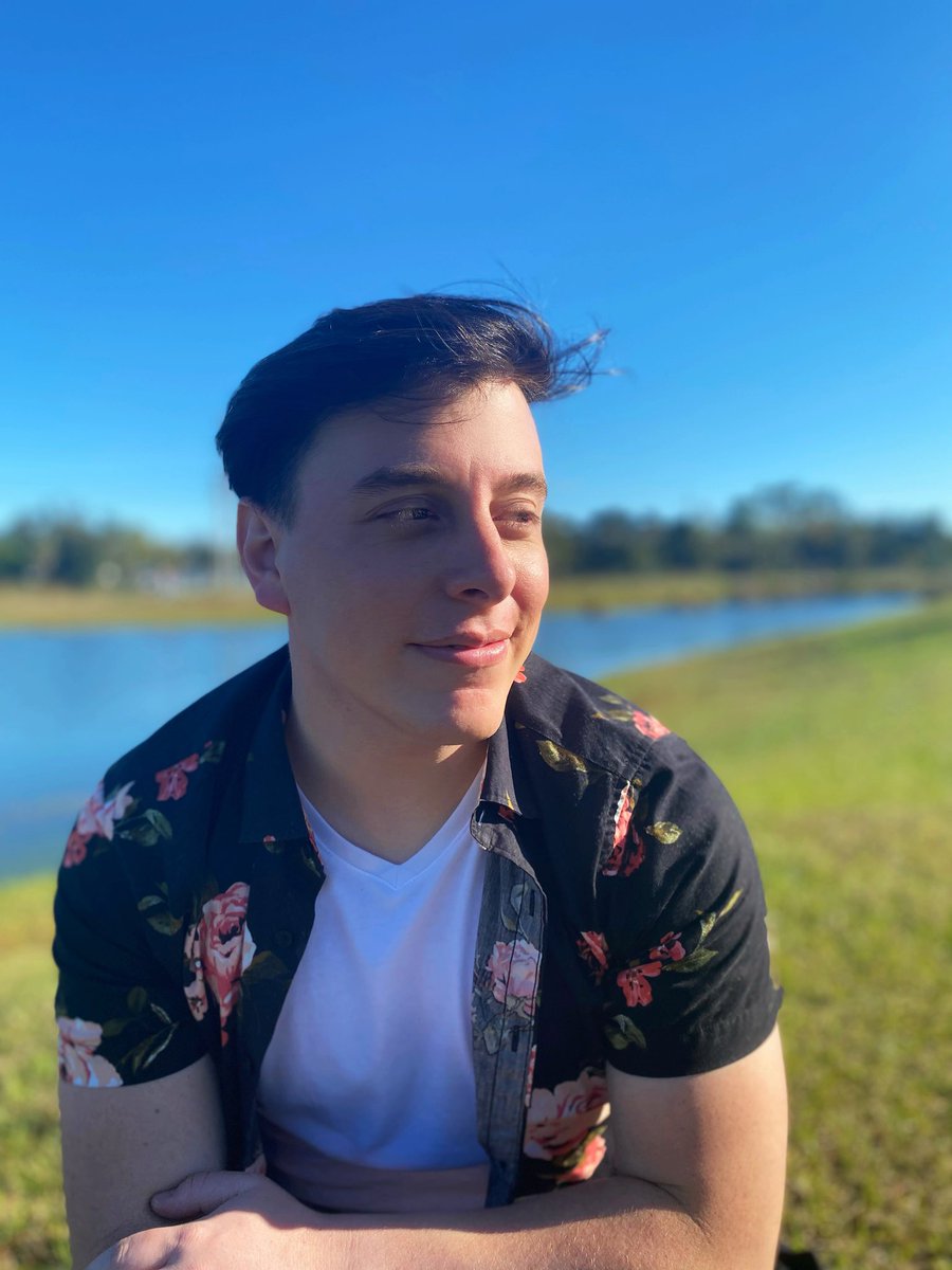 ThomasSanders's tweet photo. An afternoon park walk… a fall arts festival… word games with friends… letting someone take candid photos of me?? I am having a dang good day today. https://t.co/6TvyewrLpJ