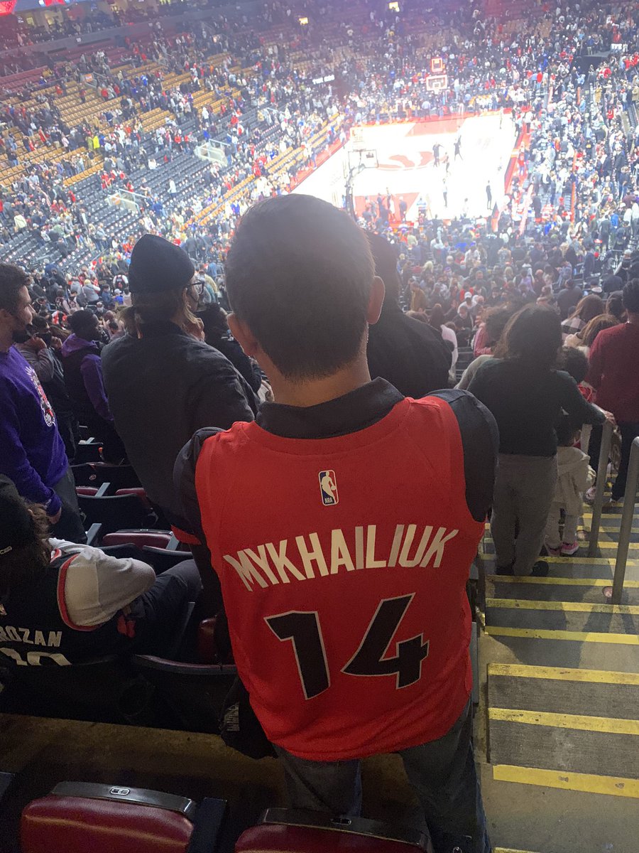 JaniceMoore5's tweet photo. @Sviat_10 at the Game tonight rockin 14. Now needed it signed. #WeTheNorth #Україна https://t.co/5cZXDbM4de