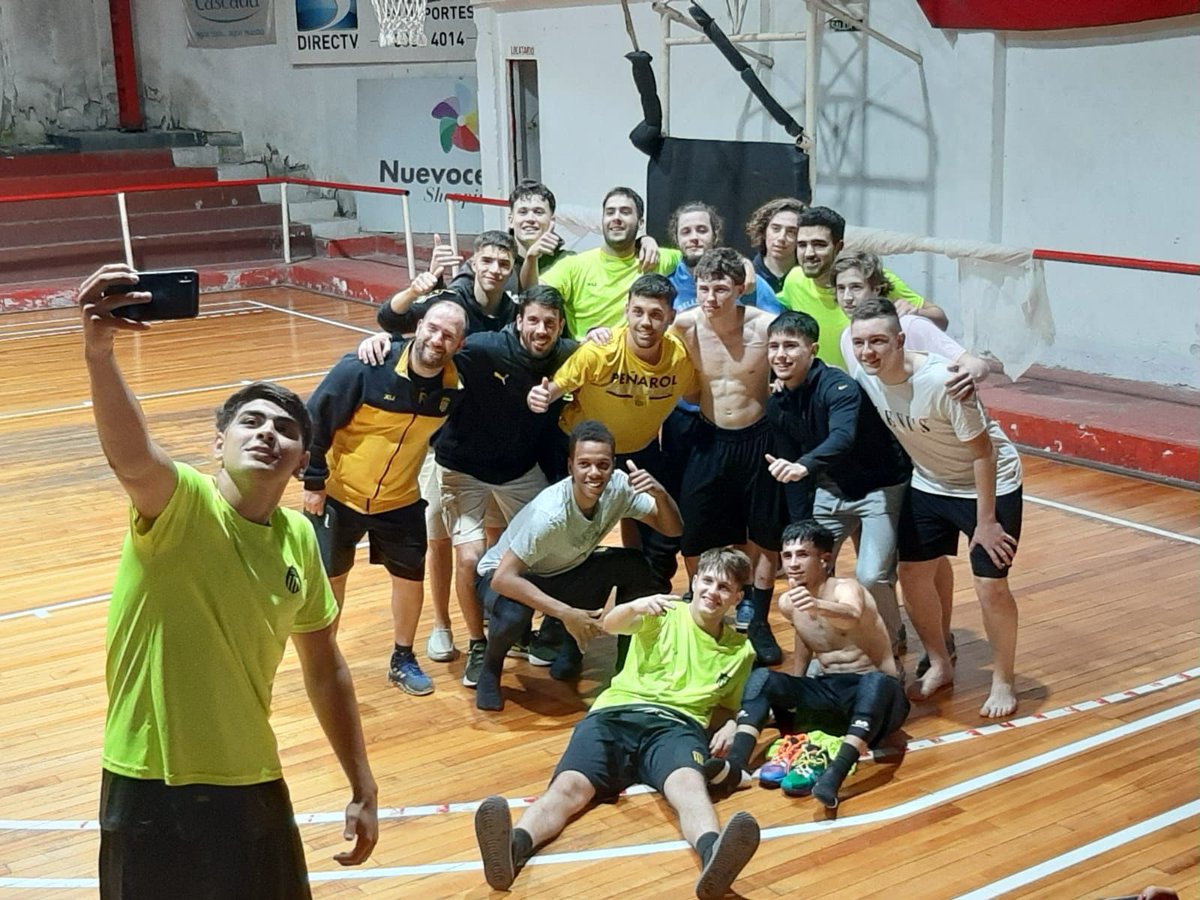 gustavaso1971's tweet photo. 🔥🔥 #Formativas2021 🏀 @BasketCAPuy
3 fotos
3 selfies
3 planteles
A la final las tres categorías
U15, U17 y U19
Felicitaciones a los chicos, CT y a todos los compañeros de directiva que meten en el día a día!
Vamos por todo! https://t.co/bLOdyIq5pd