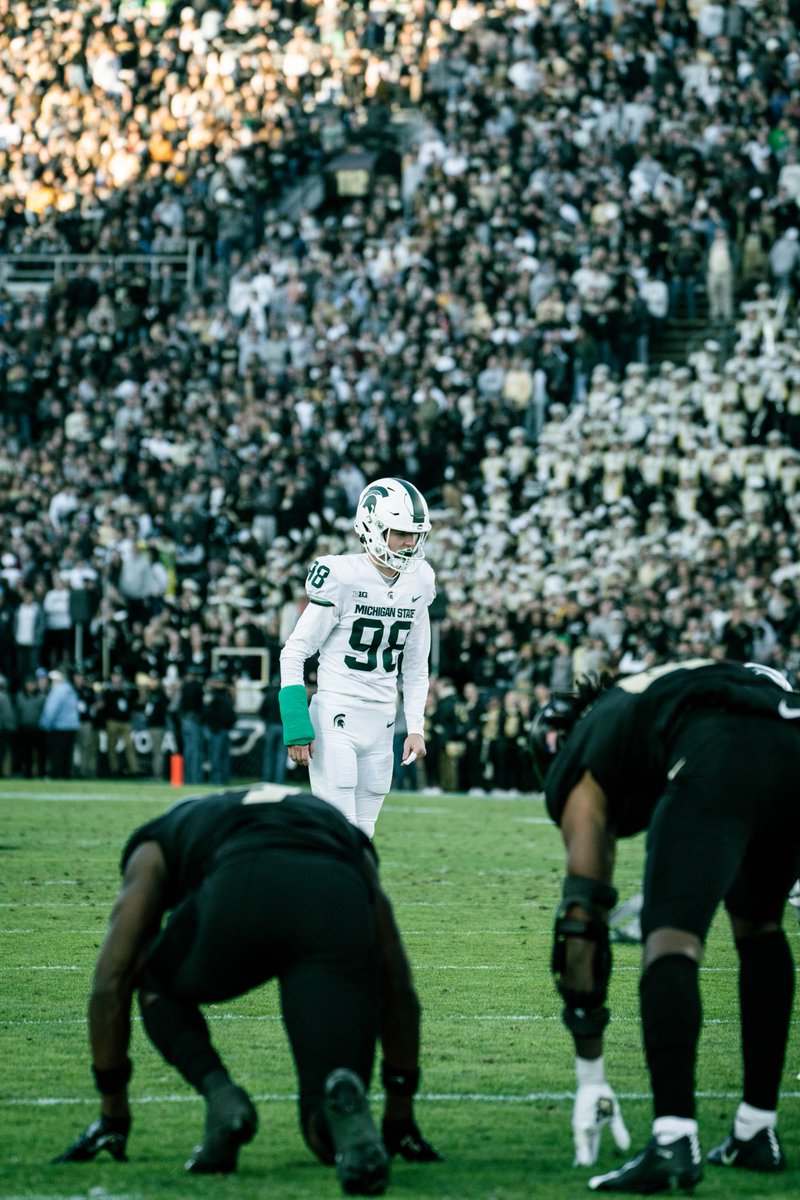 stephenrusnak's tweet photo. Dreams meet reality 💤 Blessed to be apart of this squad #GoGreen https://t.co/mFjvDMQIkl