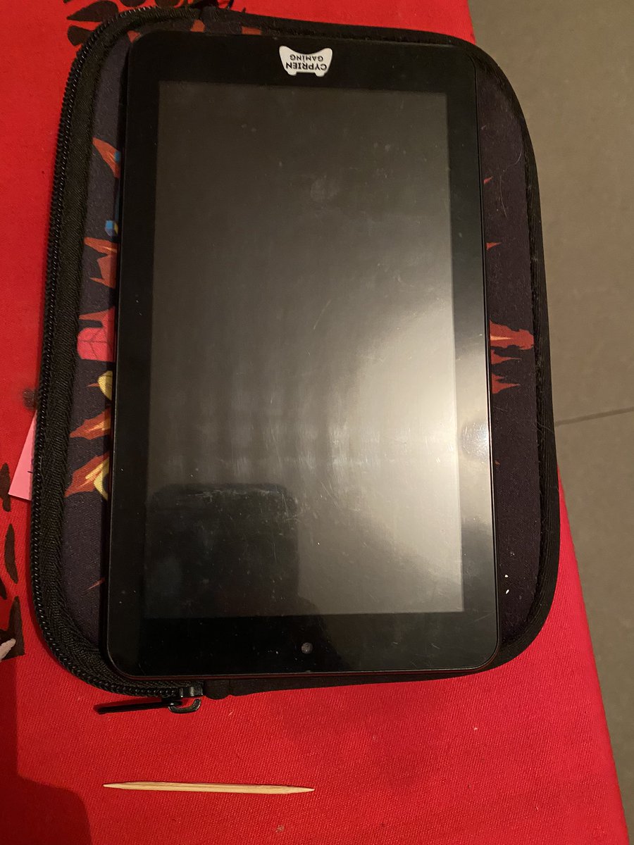 l10yd1's tweet photo. Ptdrrrr j’ai retrouvé ça chez je savais même plus que j’avais ça , je pense que je suis une des rares personnes à posséder cette tablette @xSqueeZie @MonsieurDream https://t.co/34oDYEdV2K