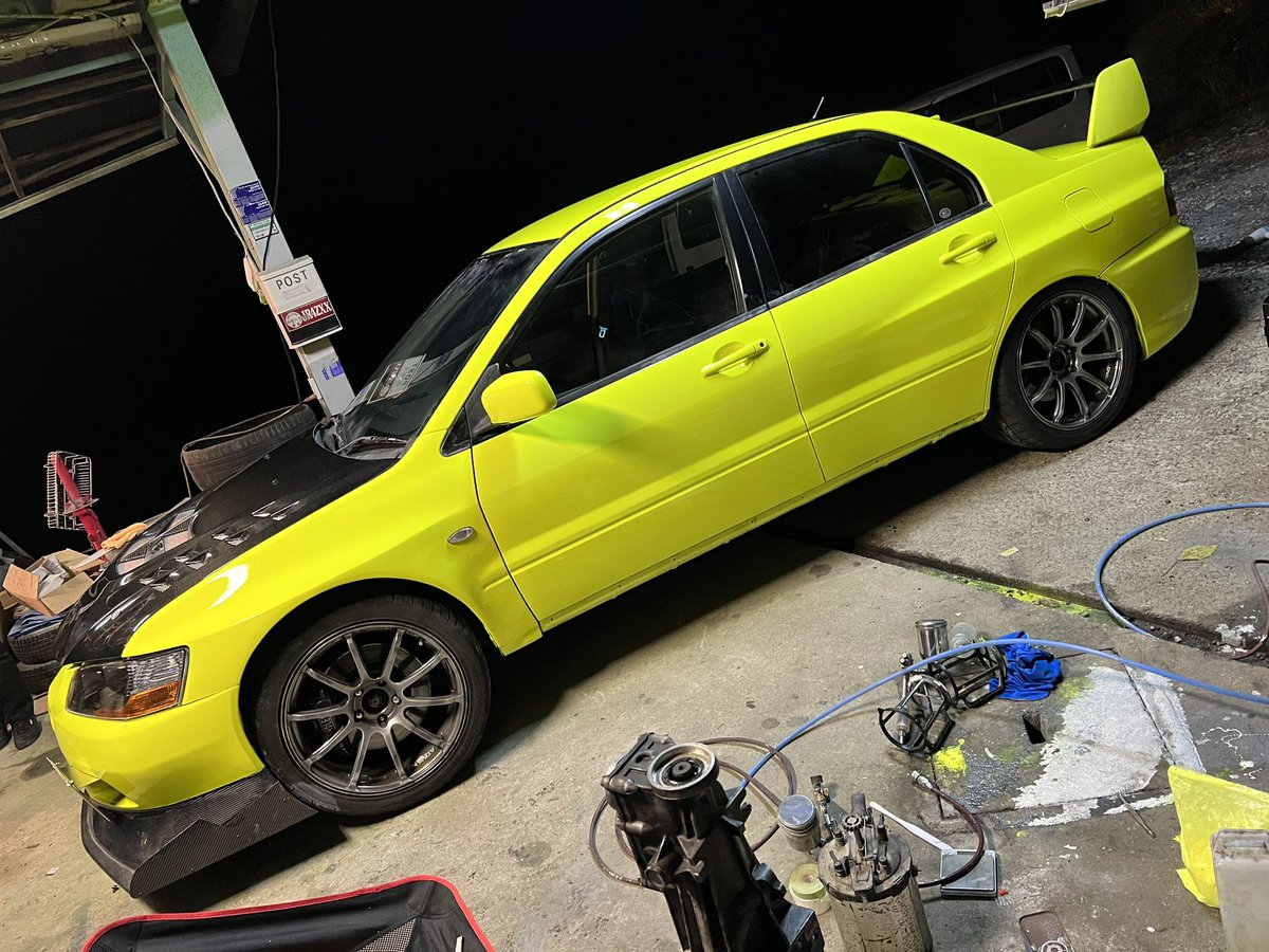 ohka0721's tweet photo. 愉快な仲間達と全塗しました
蛍光イエローに！
みんなのおかげで初めての割に上手くできたと思います
ありがとうございました！
めっちゃ楽しかったです笑 https://t.co/9uqzJCMYTA