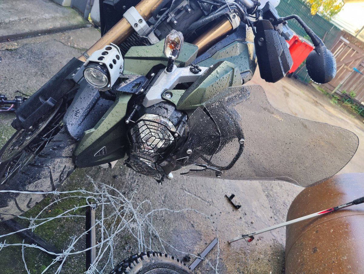 LukeJHull's tweet photo. Praying she can be repaired I love this bike 😞😫 #triumph #OfficialTriumph #accident https://t.co/jaHc22erS1
