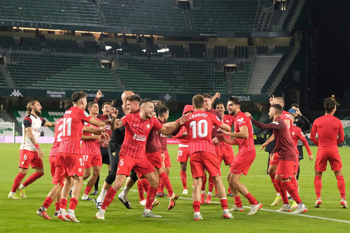 Gracias por tanto chavales. Otro día más para sentirse feliz en sevillista y darte cuenta de que no, que no estás equivocado cuando hace que tu existencia gira entera en torno al Sevilla FC. #SiempreySoloSFC