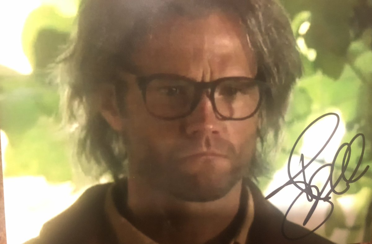 AnchorsOutAtSea's tweet photo. Speaking of autographs, my friend doesn’t use Twitter anymore, but the way she was absolutely insane for choosing these pictures for her autos, and they way both their reactions to them was hilarious. #SPNNC https://t.co/GJNpab0BPv