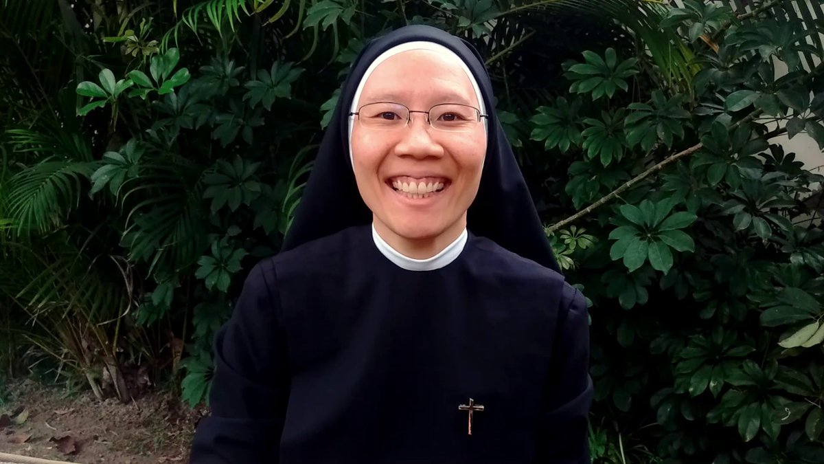 Ayer, la hermana Jessica cumplió 3 meses de su profesión perpetua!  Queremos compartirles un poco sobre cómo su papá le ha ayudado en su vocación. youtu.be/GGWY_rNnsao