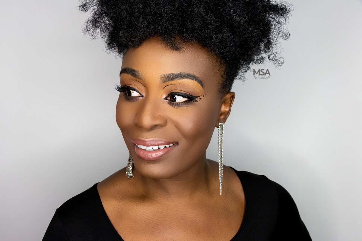 msabeinspired's tweet photo. I haven’t created a graphic eyeliner look in ages! I had fun using ‘Heroline’ - the new eyeliner pen by @hindash, and my review on this product is now up on my YouTube channel https://t.co/ei9BKWeVGA
#heroline #hindash #graphiceyeliner #wingedeyeliner #herolinereview https://t.co/B851OidLwy