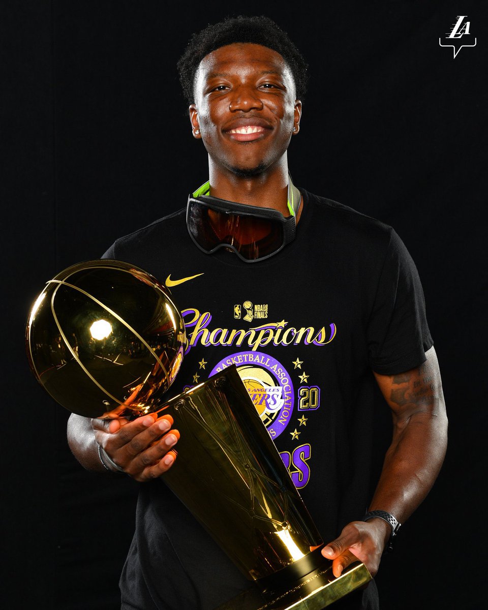 nbatrend's tweet photo. Ik we joke about Lebron not having teammates but who tf are these people https://t.co/s1LBd3y0NI