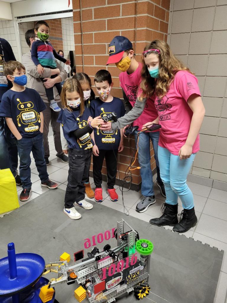 We had fun with k-3rd graders at the #ClarkstonRobotics #FLLExplore Festival Saturday hosted by <a href="/TeamRUSH27/">Team RUSH</a>. So much fun to show these young students what they can do once they get to middle school robotics!
#FreightFrenzy #FIRSTForward #DriveTeam #PlayingRobots