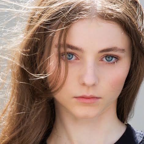 RlGHTBACKS's tweet photo. not gonna lie but thomasin mckenzie and eva heijnen look like the same people https://t.co/x5YAbmBPQQ