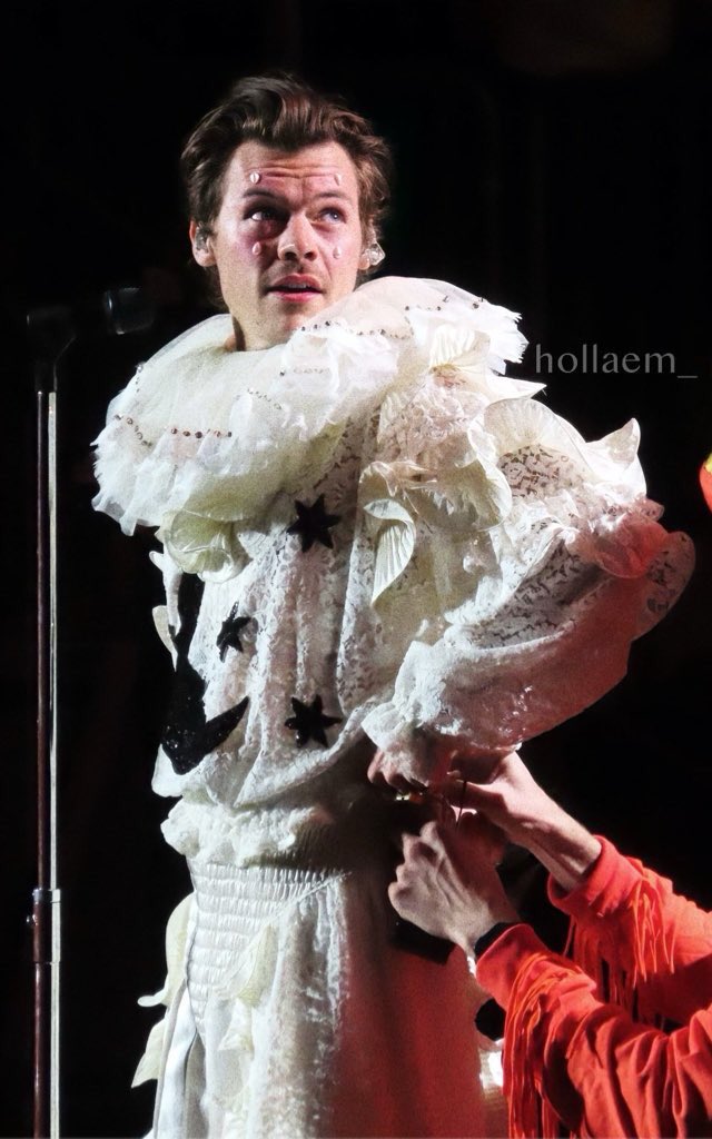 harrydailyposts's tweet photo. harry styles looking delicate, harryween night II https://t.co/lj4bkoGHMK