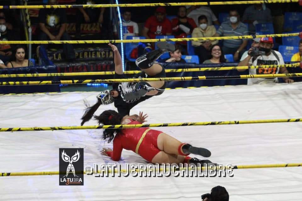 LaTijeraLucha's tweet photo. Buena dinámica la exhibida por la rama femenil de #IWRG, donde la experiencia de #Lolita y el ritmo ascendente de #Sagittarius fue superior a la fuerza de #DiosaAtenea y #Amazonika, que tuvo que ser asistida por la Cruz Roja, después de recibir un tremendo castigo...
#latijera https://t.co/QNoeiRv8Y8