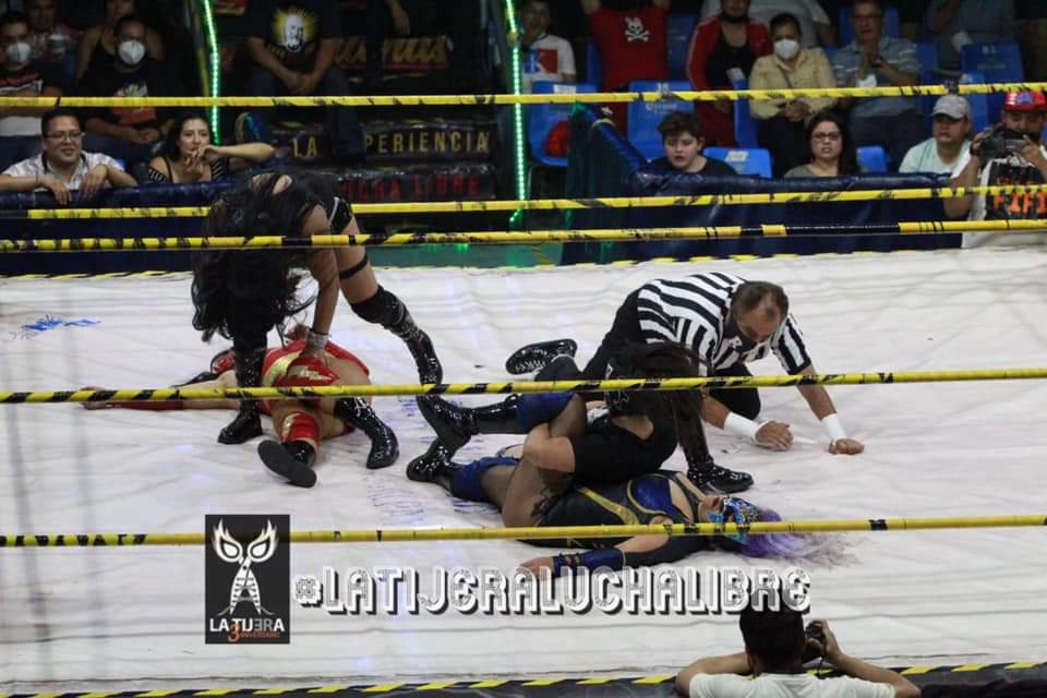 LaTijeraLucha's tweet photo. Buena dinámica la exhibida por la rama femenil de #IWRG, donde la experiencia de #Lolita y el ritmo ascendente de #Sagittarius fue superior a la fuerza de #DiosaAtenea y #Amazonika, que tuvo que ser asistida por la Cruz Roja, después de recibir un tremendo castigo...
#latijera https://t.co/QNoeiRv8Y8
