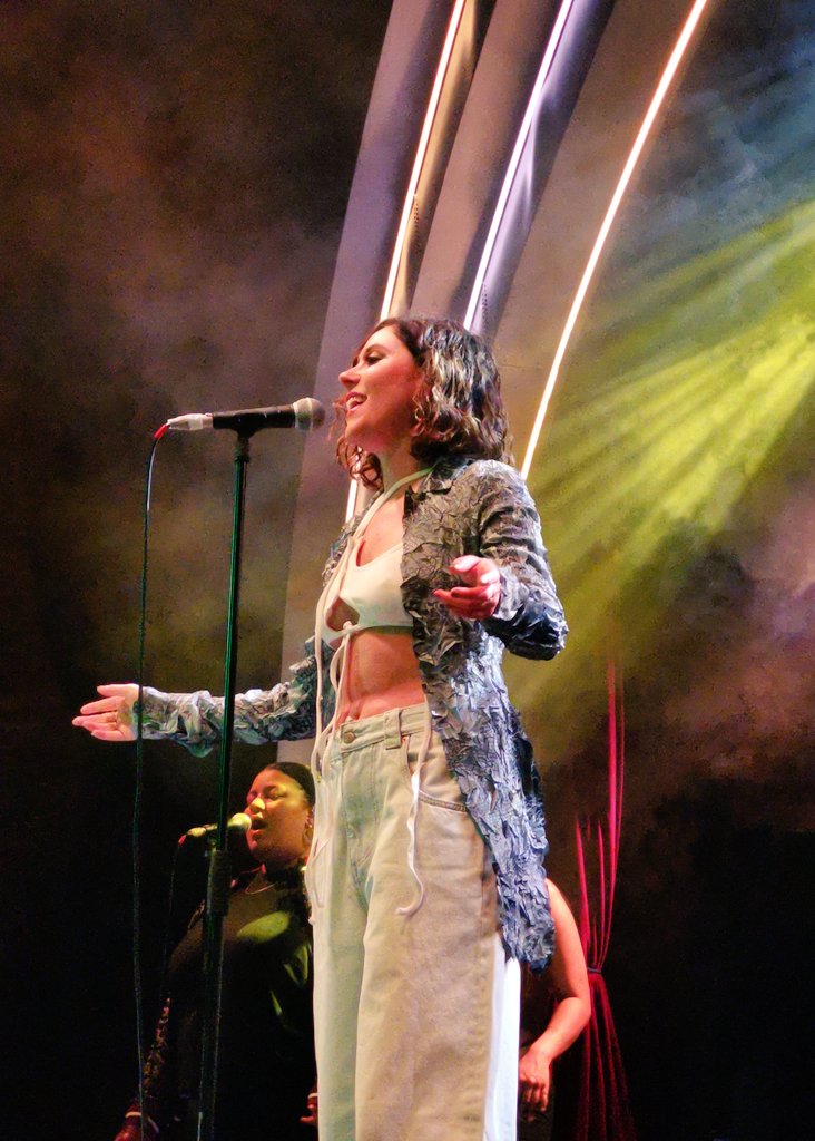 JRhodes92's tweet photo. Great to see the fantastic @elizalovechild live tonight. Only 11 (!) years after this photo was taken 😅 https://t.co/MGGeoOvjl1