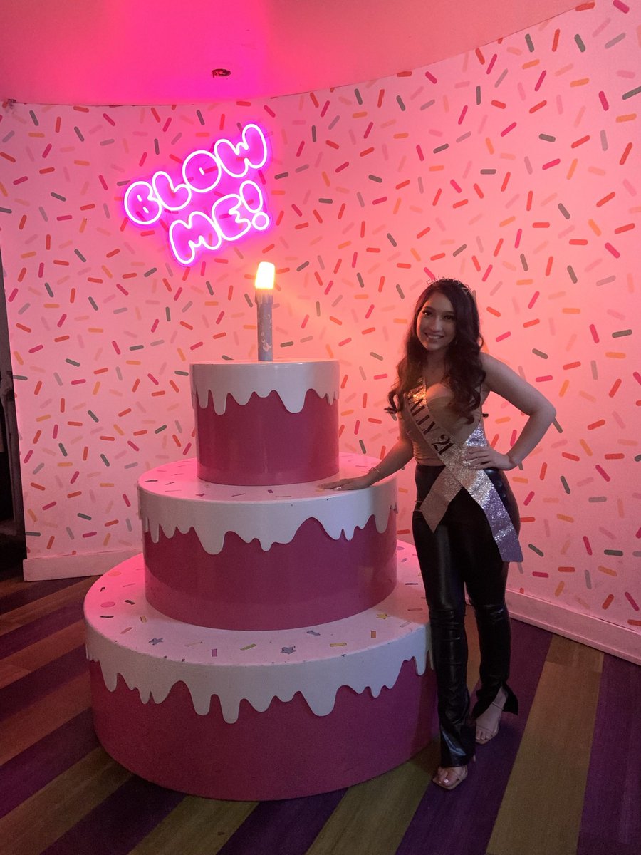 JasmineMarines_'s tweet photo. Cake for a Scorpio babe 🤍 https://t.co/72GtRmYfMz