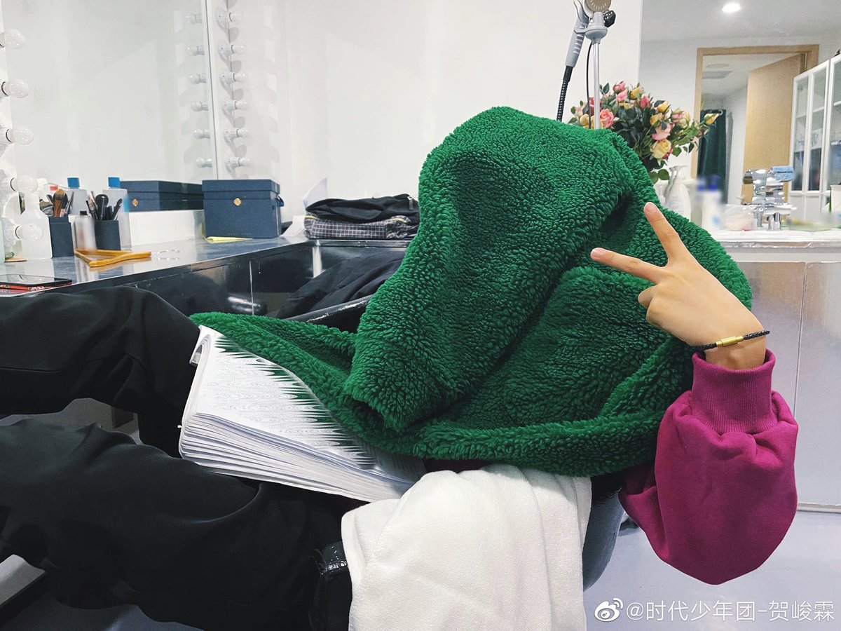 TNT_LATAM's tweet photo. He Junlin actualizó en Weibo
"Lamento interrrumpir a todos por mirar mis hermosas fotos en ma publicación anterior. Pero me gustaría decir, adivina quien es el chico guapo de la foto 😎"
#HEJUNLIN #JUNLIN https://t.co/UKhJ7gA59G
