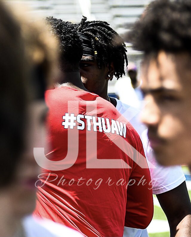 Great day of work with those OTA Boyz appreciate <a href="/javon_59edwards/">Javon Edwards</a> coming by getting some work and dropping some jewels to our guys today. #STHUAW <a href="/thompsmd23/">Coach Thompson</a> <a href="/MISTA_10/">Souff_Range 🏈⚾️🥋📊</a> <a href="/d1highlights/">d1highlights</a> <a href="/RN_JK808/">D1_JK808</a> <a href="/bestXthatXists/">Xavier Smith</a>