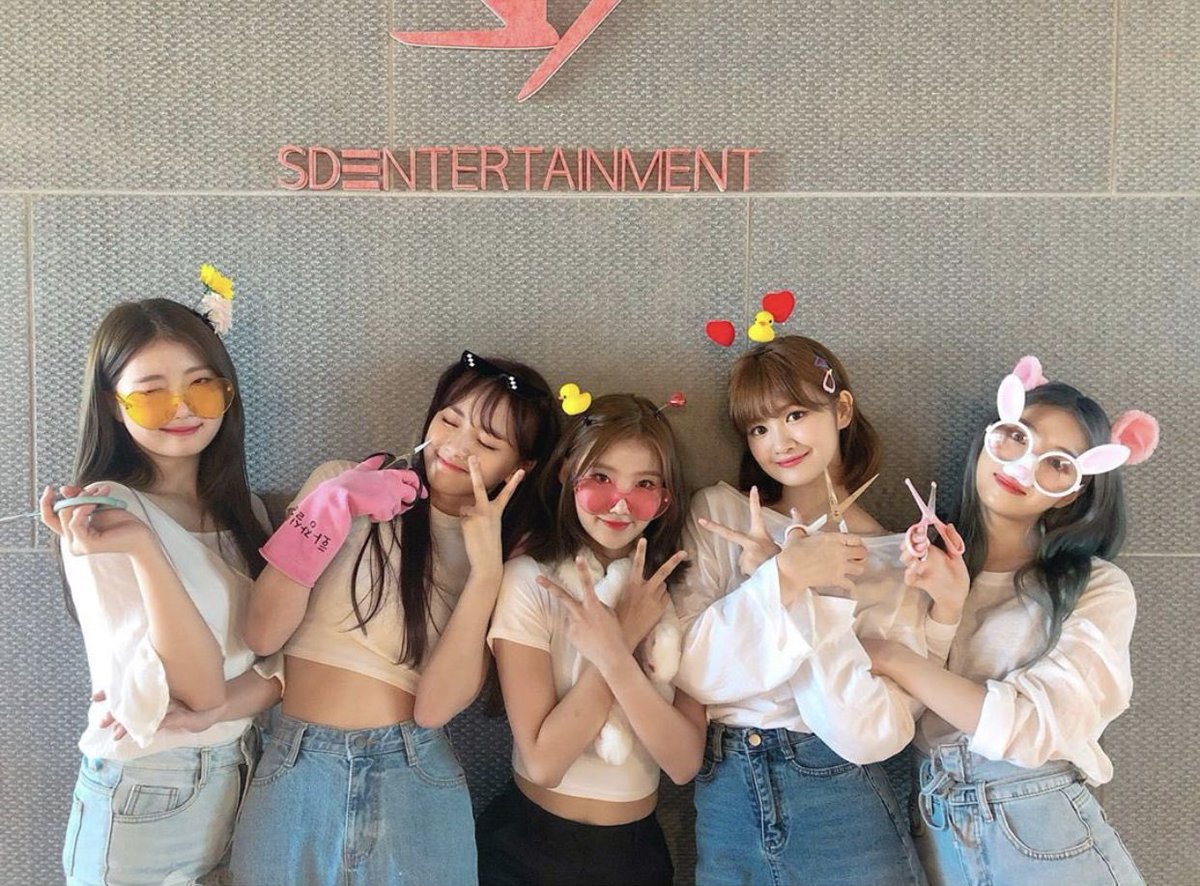 saturdaygif's tweet photo. love u girls :( hope everyone is okay #WhereIsSaturday https://t.co/VV9L2E1Pja