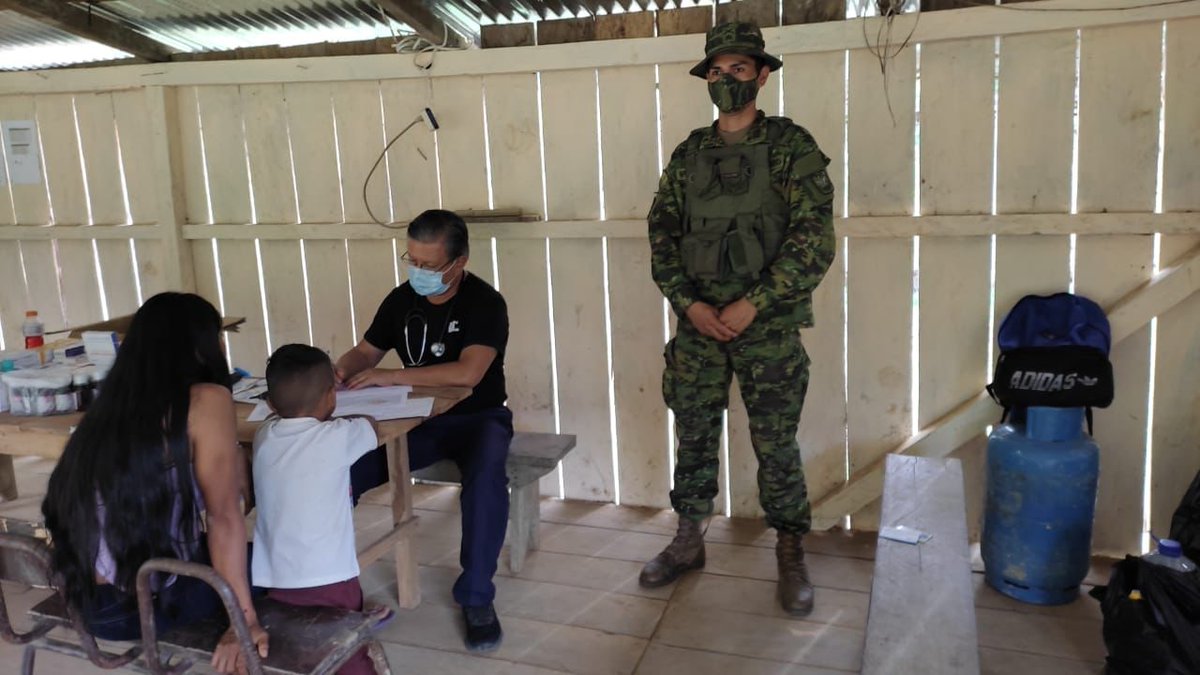 FFAAECUADOR's tweet photo. #MoronaSantiago| FF.AA proporcionan seguridad en el proceso de inoculación contra el #Covid_19, en los sectores #Chatus, #Mejech, #Kurinunca, #Unchi y #Miazal, de los cantones #Logroño y #Morona, con la finalidad de garantizar el normal desarrollo del plan nacional de vacunación. https://t.co/o0I2lF4Hps