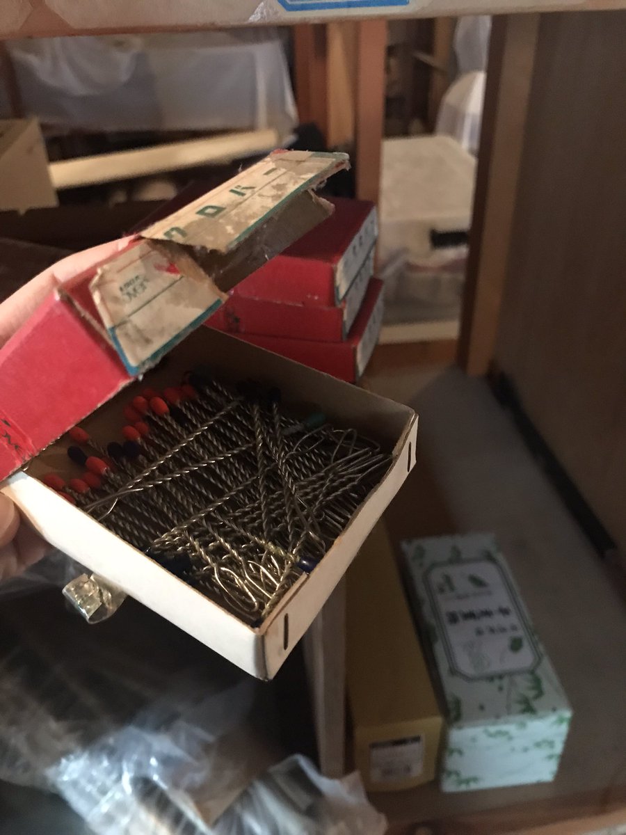 tamaruya_honcho's tweet photo. この他、文化刺繍用の額縁？、毛糸、コサージュなどのプラケース、行李、などありました！
1枚目はレトロなゴム通しです。マッチ棒のようでかわいいですね！ https://t.co/4guXgS8Fvb
