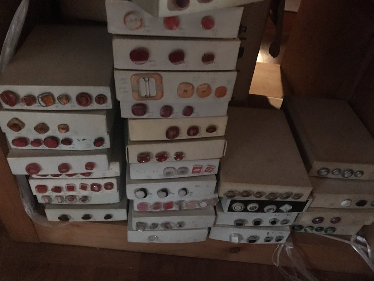 tamaruya_honcho's tweet photo. この他、文化刺繍用の額縁？、毛糸、コサージュなどのプラケース、行李、などありました！
1枚目はレトロなゴム通しです。マッチ棒のようでかわいいですね！ https://t.co/4guXgS8Fvb